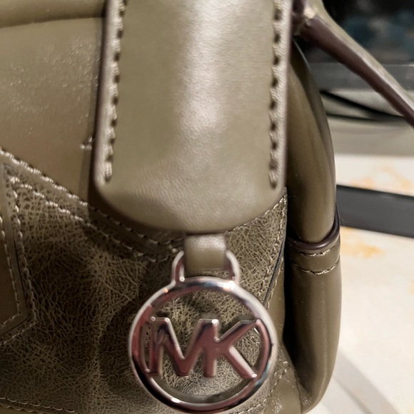 Michael Kors Olive and Silver Star Crossbody Bag - Picture 3 of 9